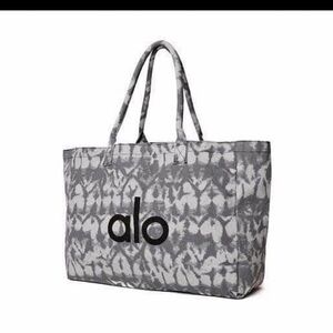 ALO Yoga Gray Modern Tote Bag